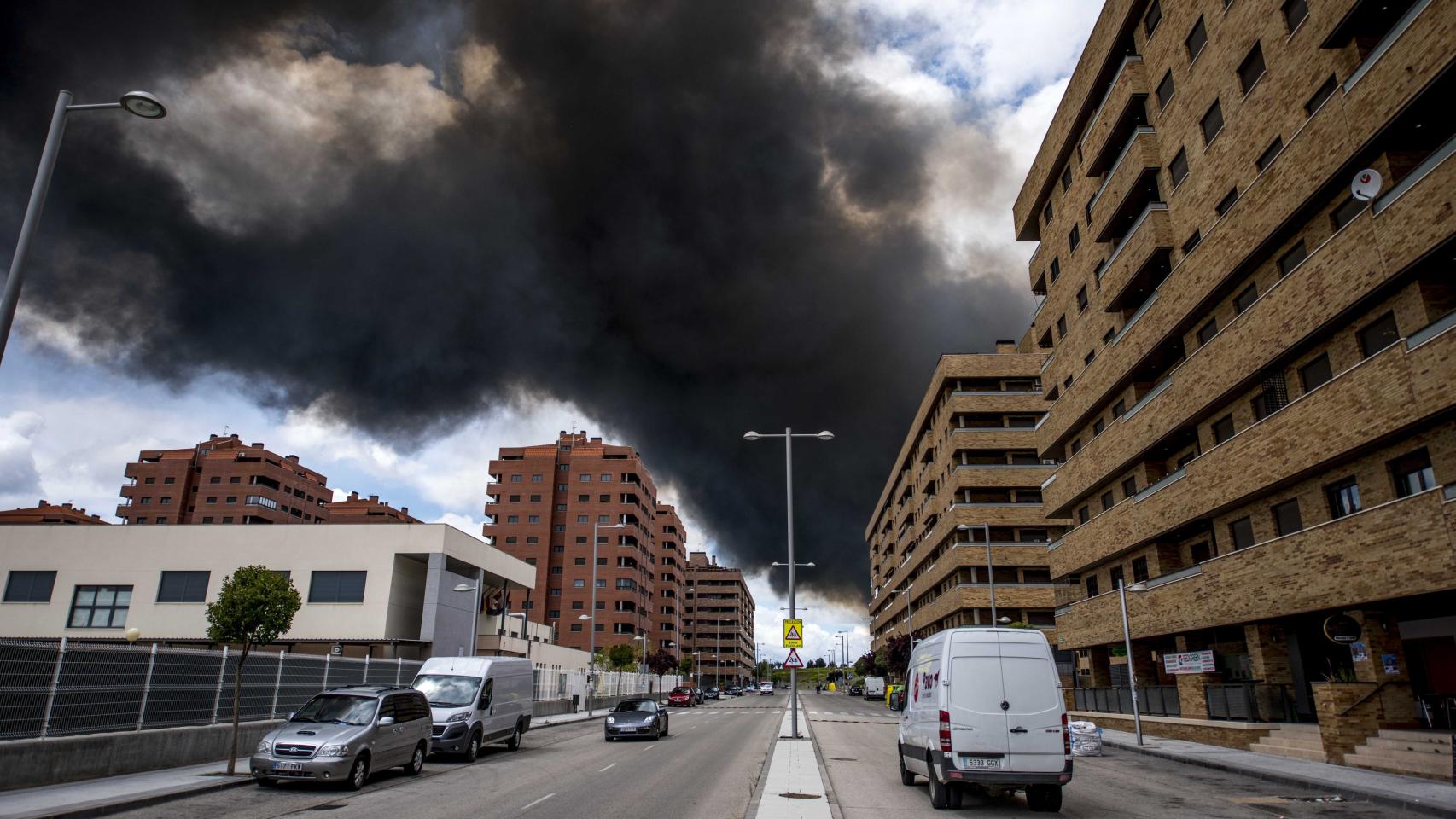 Vista de la columna de humo desde la urbanización El Quiñón.