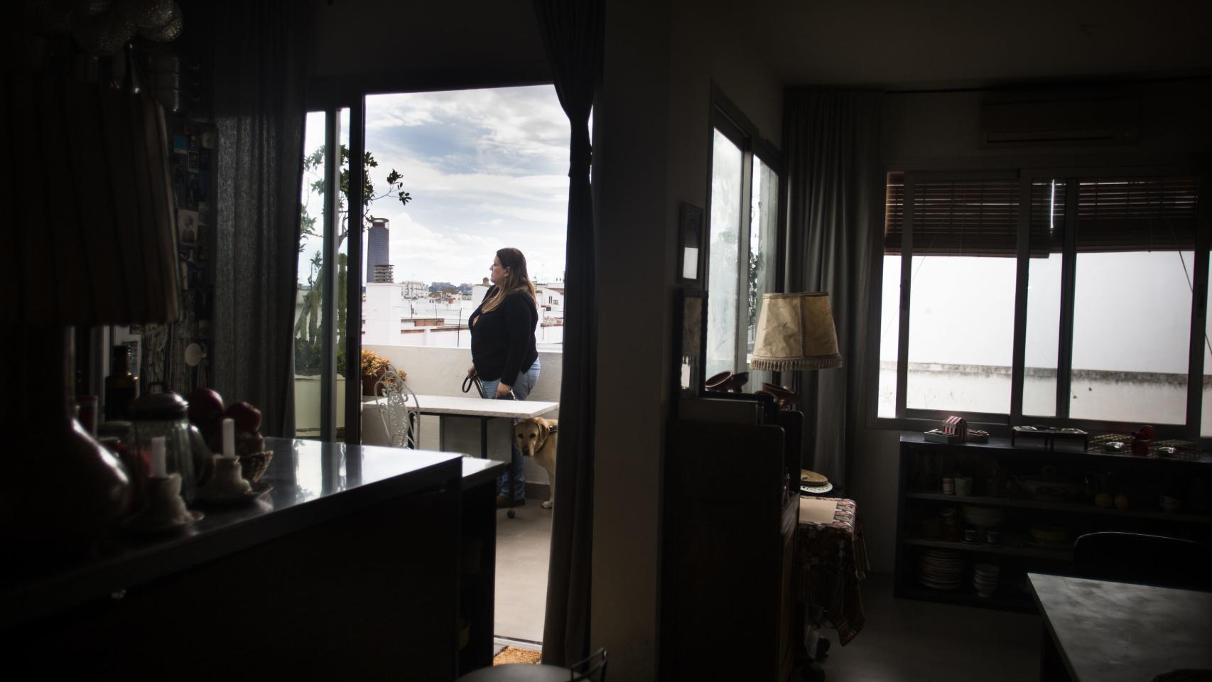 La escritora, asomada a la terraza de su casa sevillana, en la calle Feria.