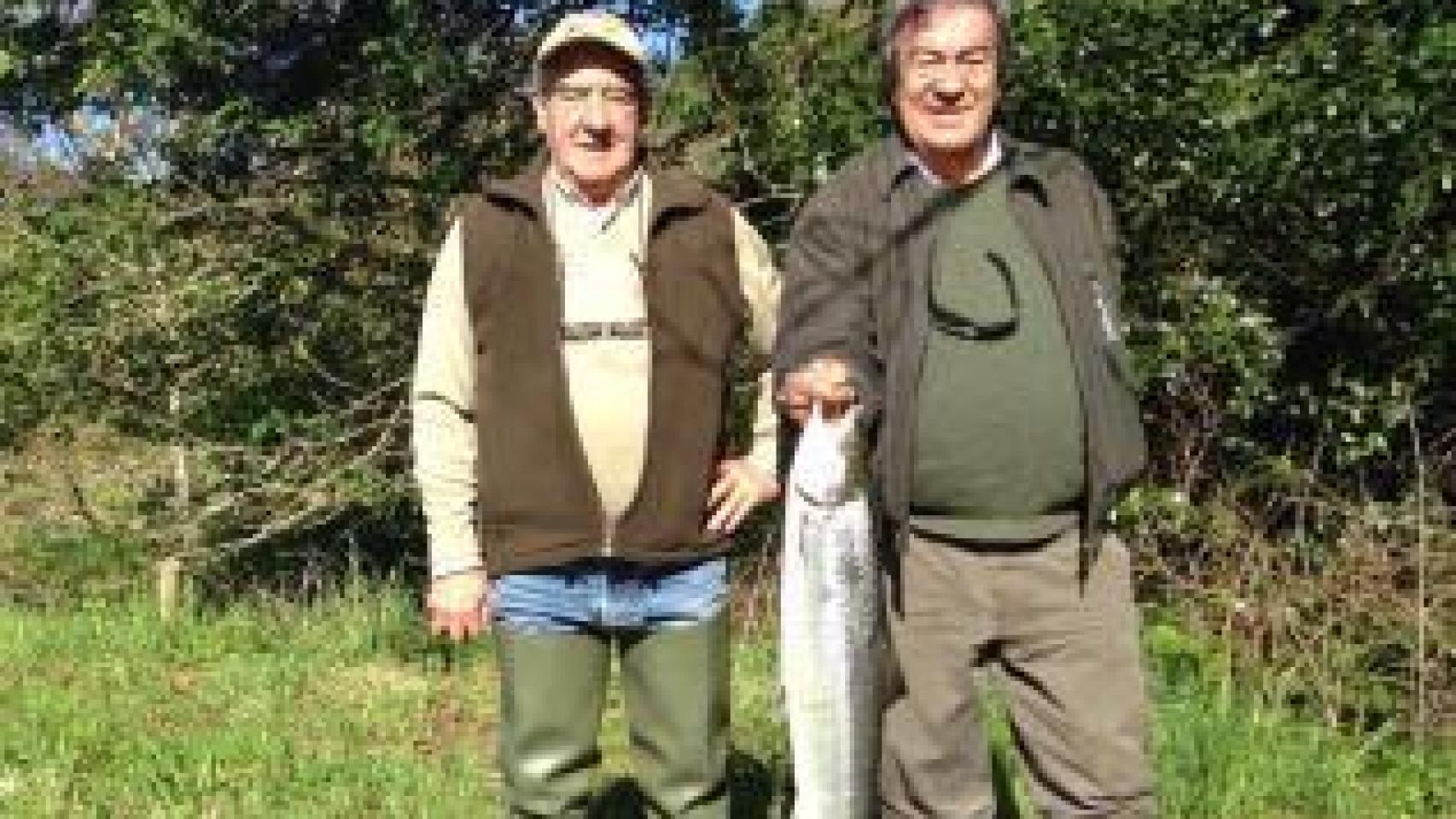 Cascos muestra su salmón de 4,5 kilos