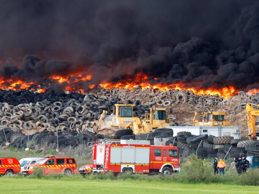 Efectivos de los bomberos, frente al incendio
