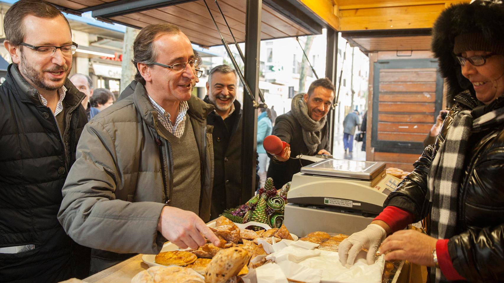 Alfonso Alonso y Javier Maroto, en un mercadillo gastronómico en Vitoria.