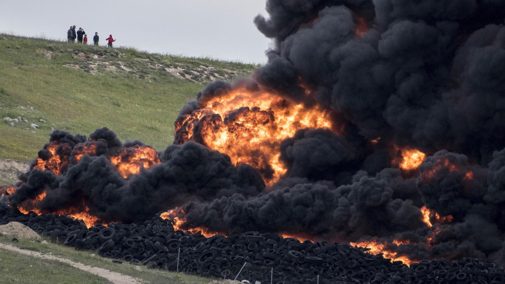 Las llamas han devorado una hectárea de la inmensa planta de Seseña.
