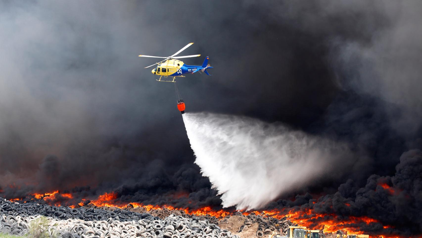 Tareas de extinción del incendio el pasado viernes