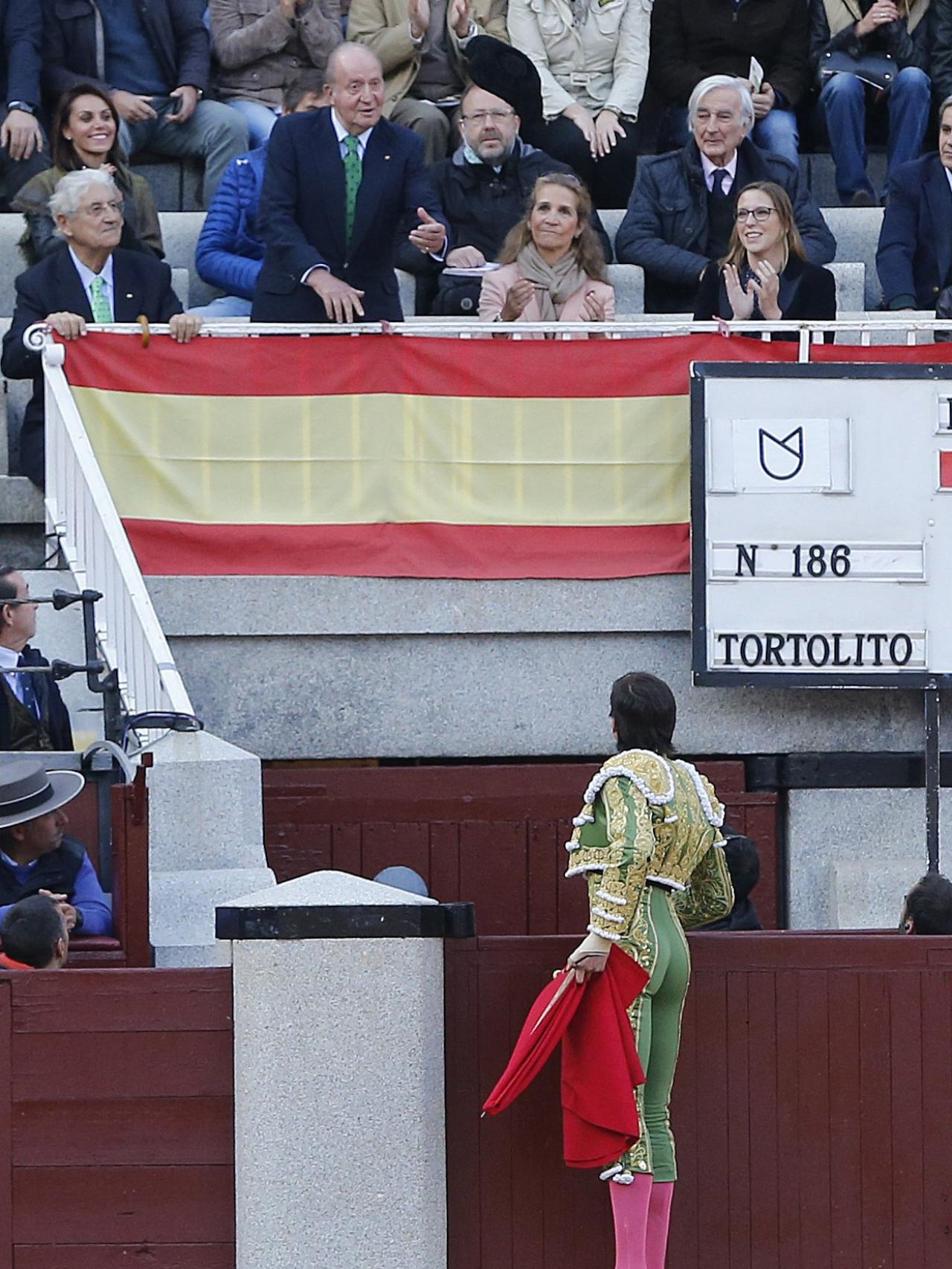 Talavante brinda al Rey emérito el primero de su lote.