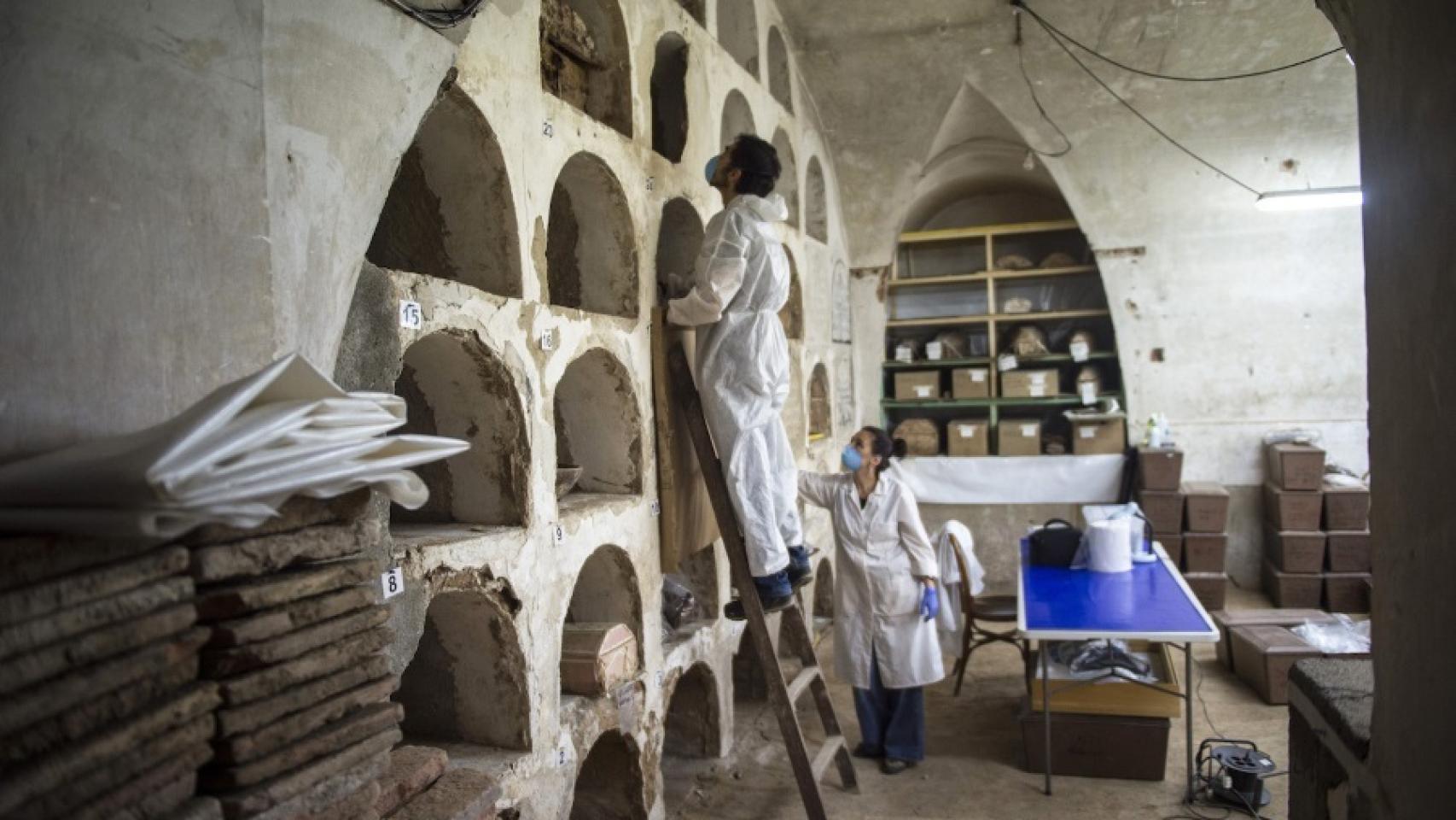 Luis Ríos y Almudena García Rubio trabajando en el interior de la cripta.