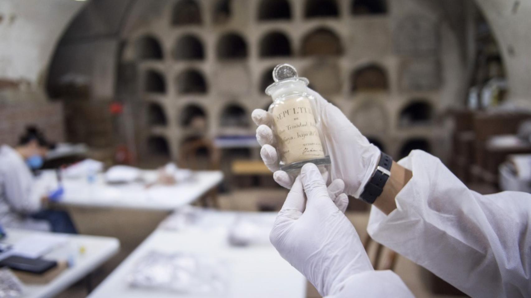 El tarro hallado en el interior de un ataúd con los datos del niño enterrado.