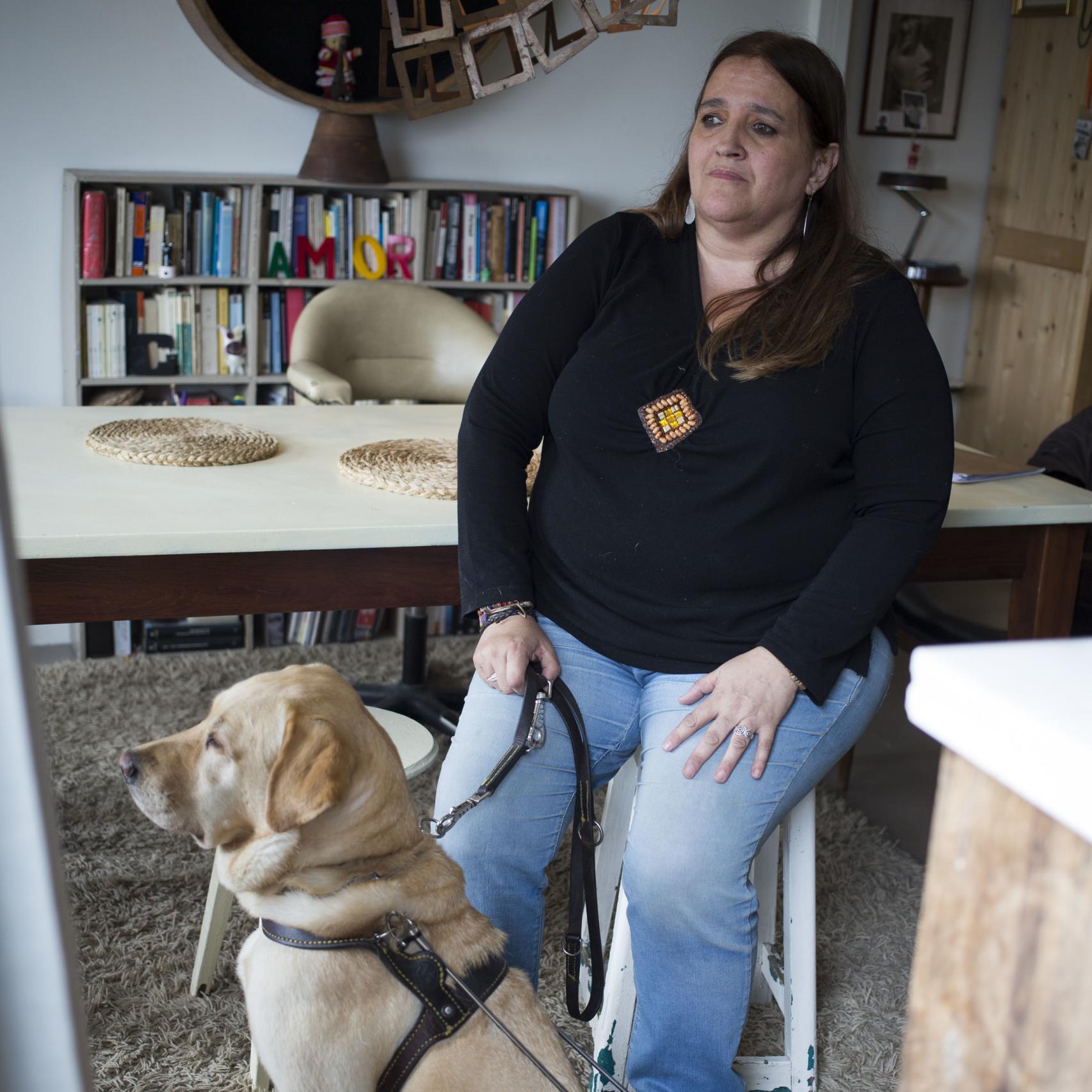 Susana Falcon y su perro guía