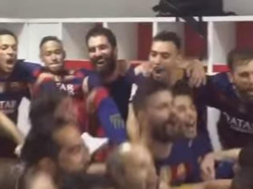 Neymar celebra el título con una patada.