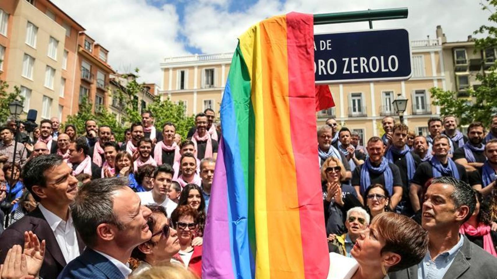 Momento en el que se descubre la placa.