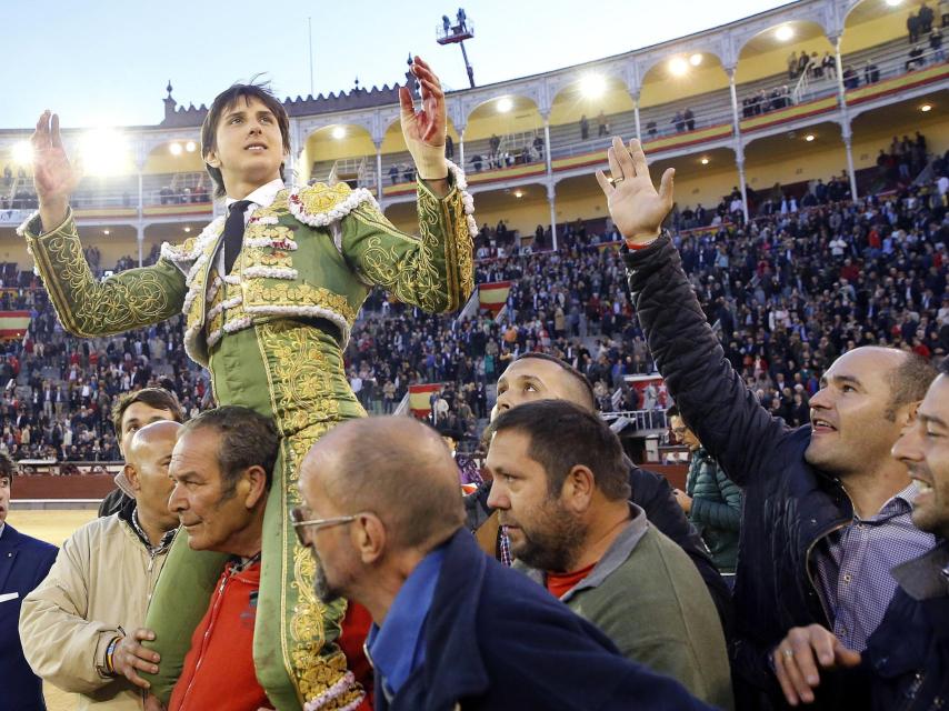 Roca Rey, a hombros y camino de la Puerta Grande tras sus dos orejas.
