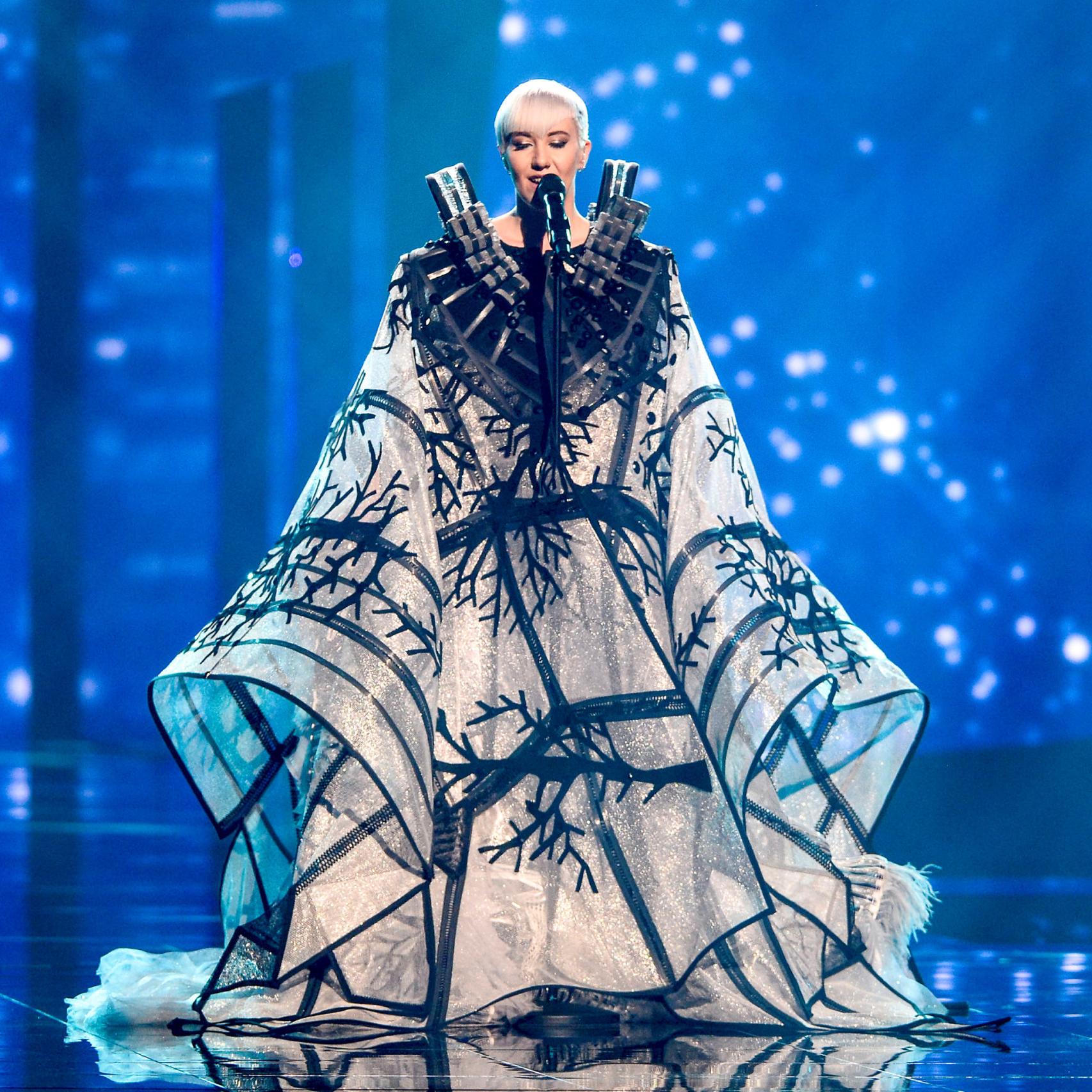 Nina Kraljic con su vestido luminoso