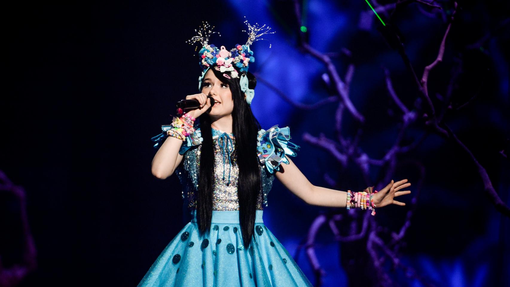 La alemana Jamie-Lee con peluches en la cabeza