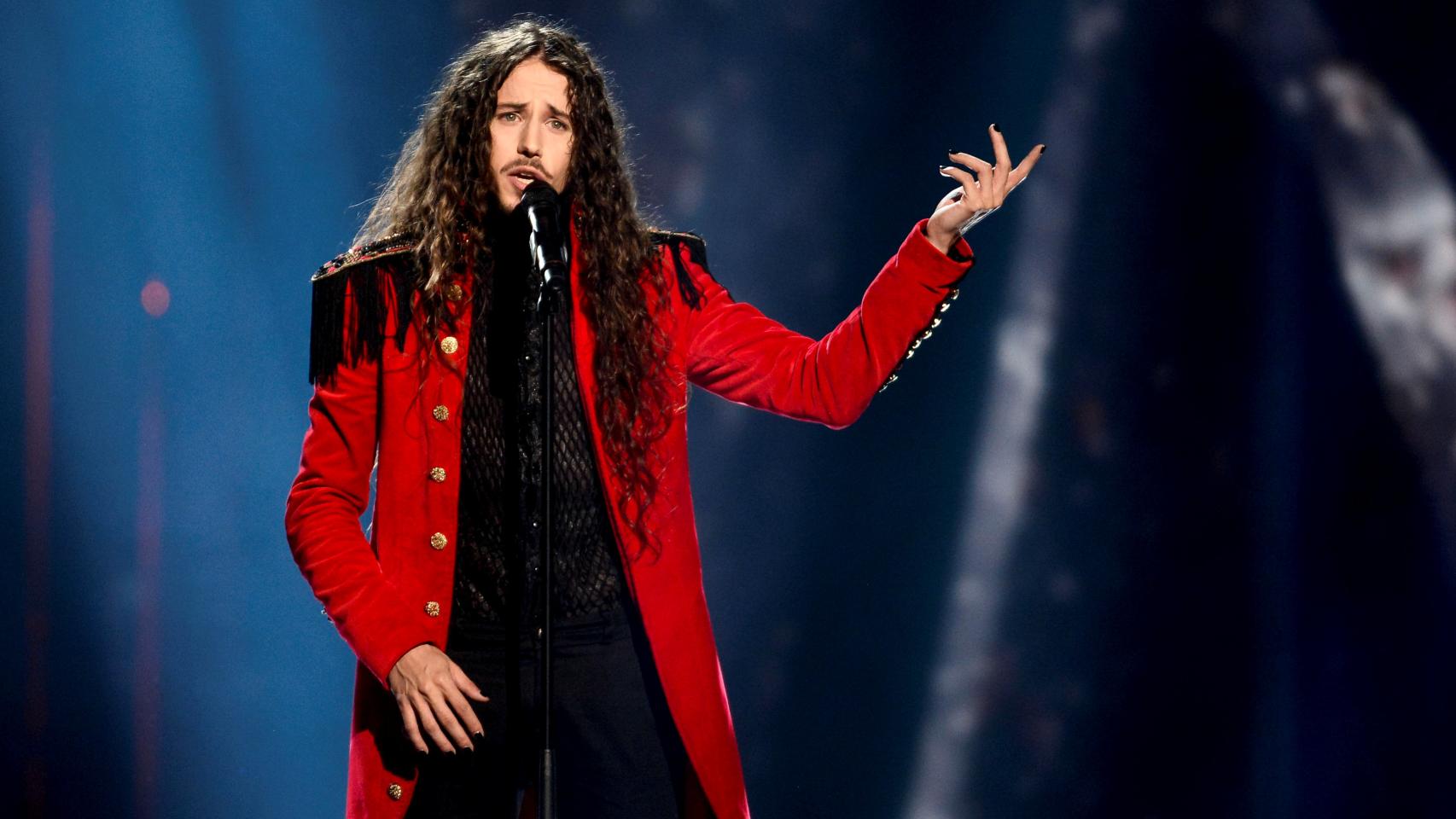 Michal Szpak ha impactado con su casaca roja y su largo pelo