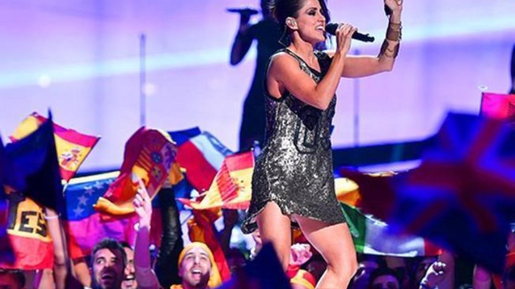 Eurofans españoles durante la actuación de Barei