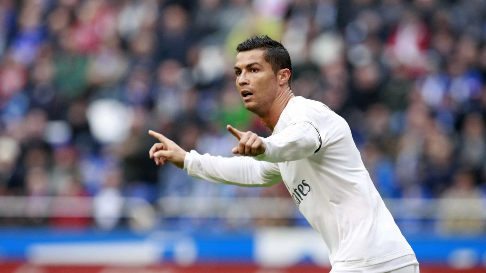 Cristiano celebra uno de sus dos goles en Riazor.