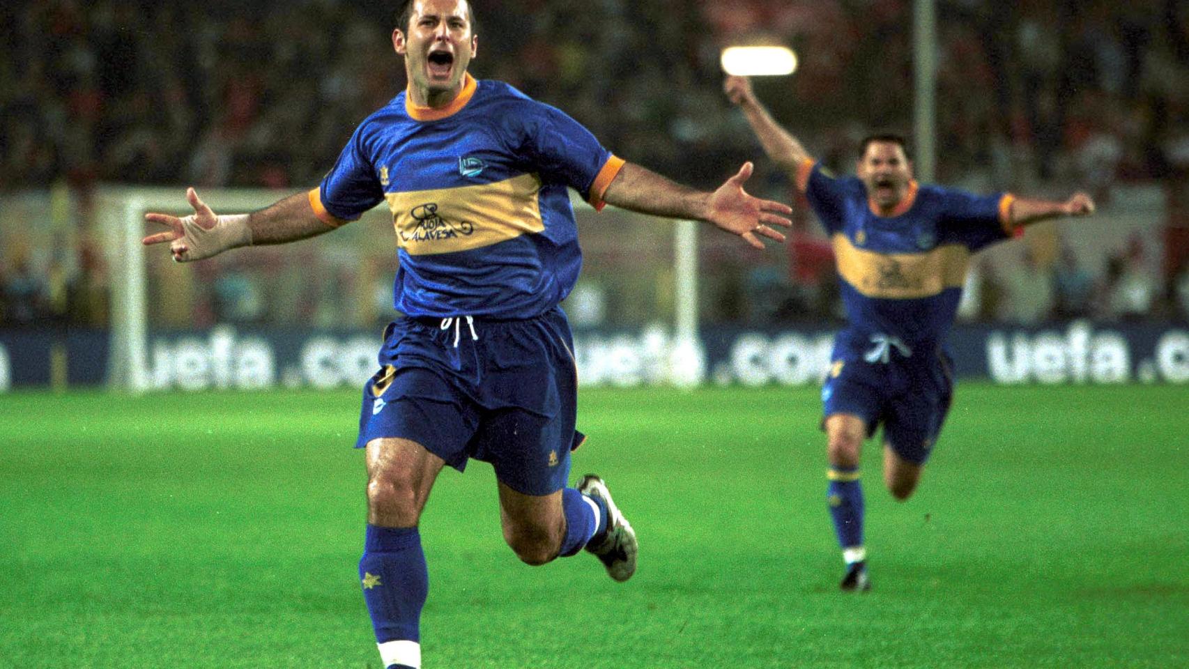 Javi Moreno celebra uno de sus dos goles al Liverpool.
