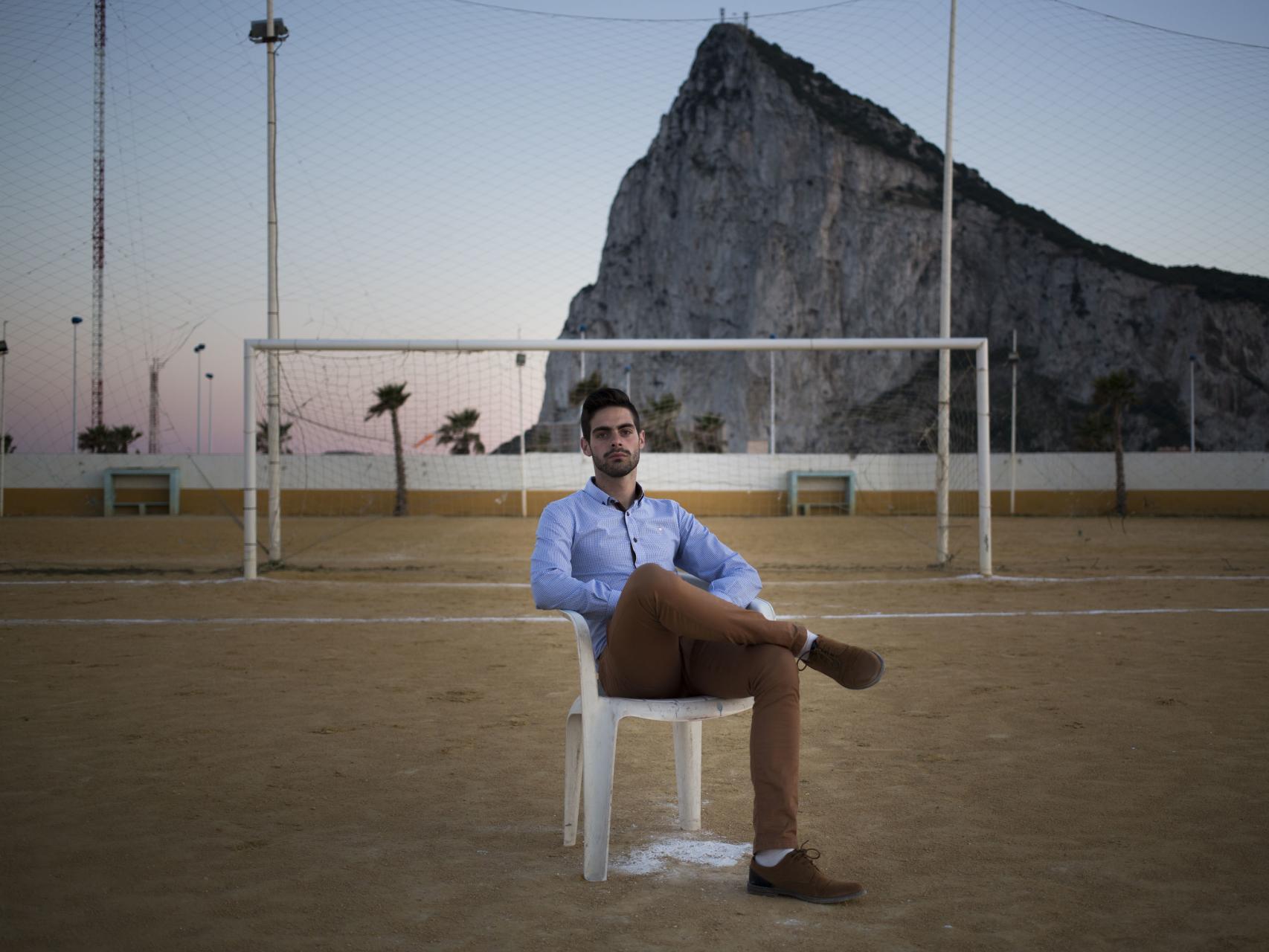 Jesús Tomillero Benavente junto al Peñón de Gibraltar