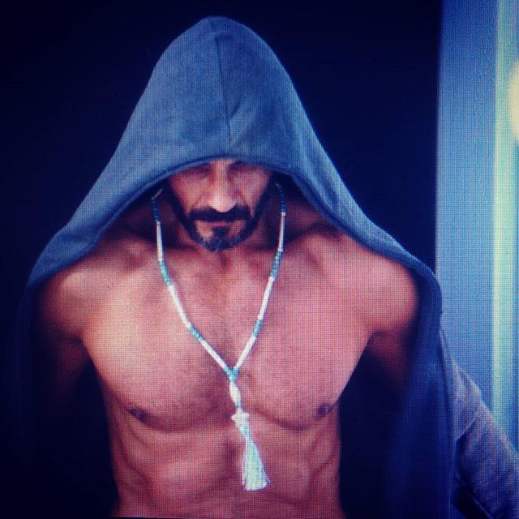 Óscar Higares mostrando pectorales