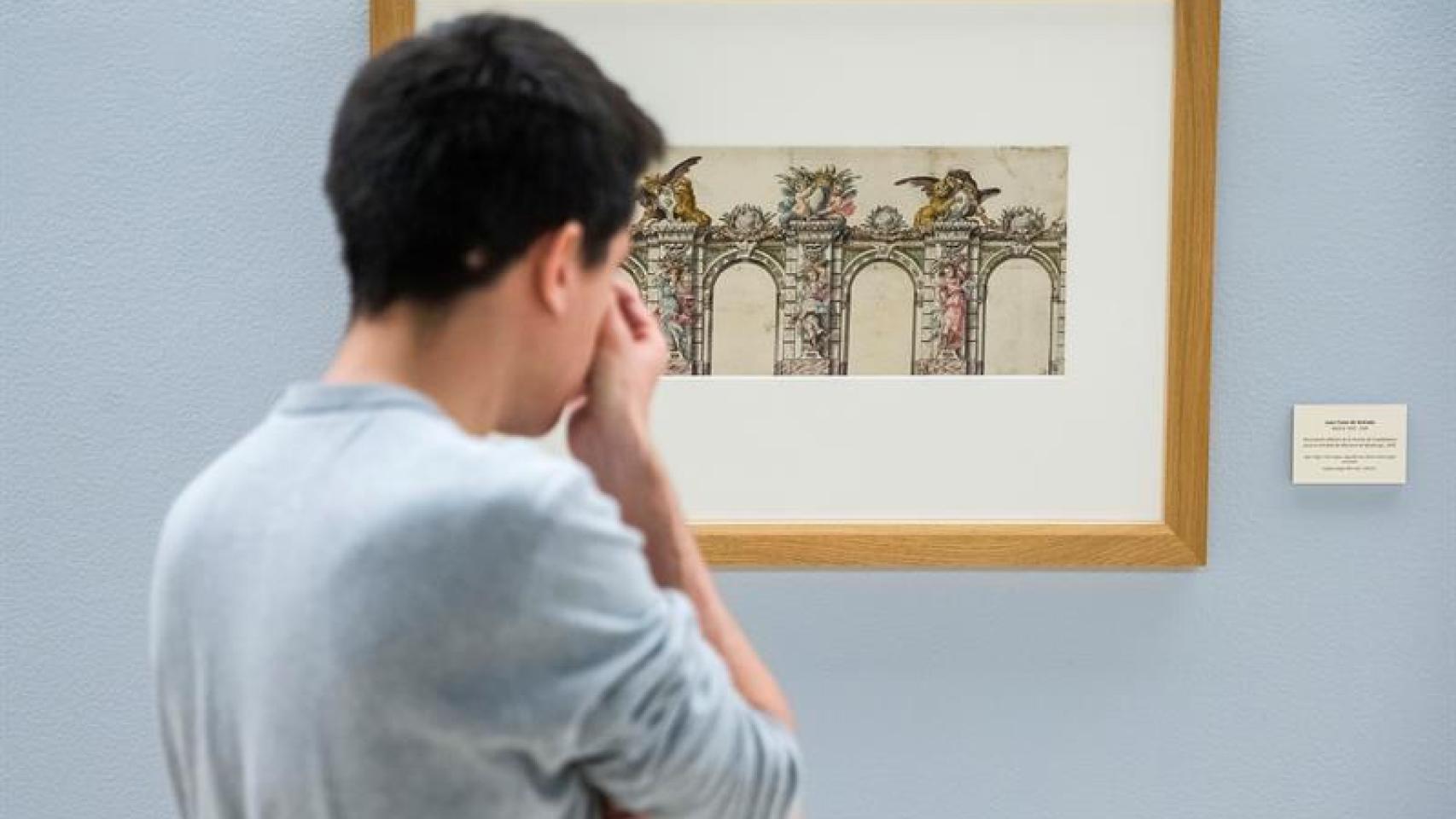 Un visitante en la exposición de los Uffizi, en Bellas Artes de San Fernando.