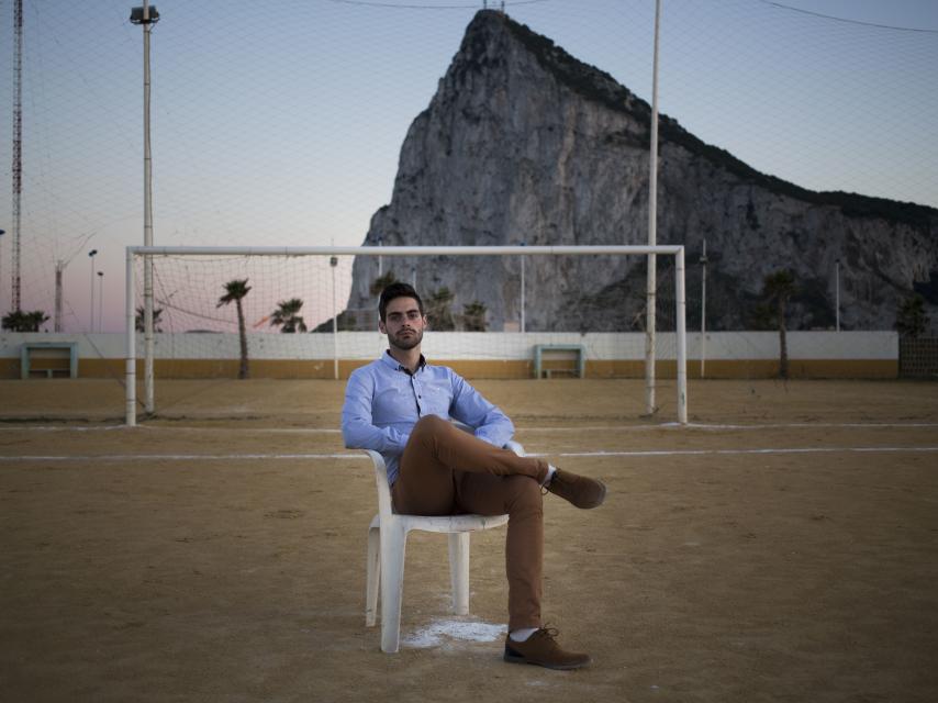 Jesús Tomillero Benavente junto al Peñón de Gibraltar