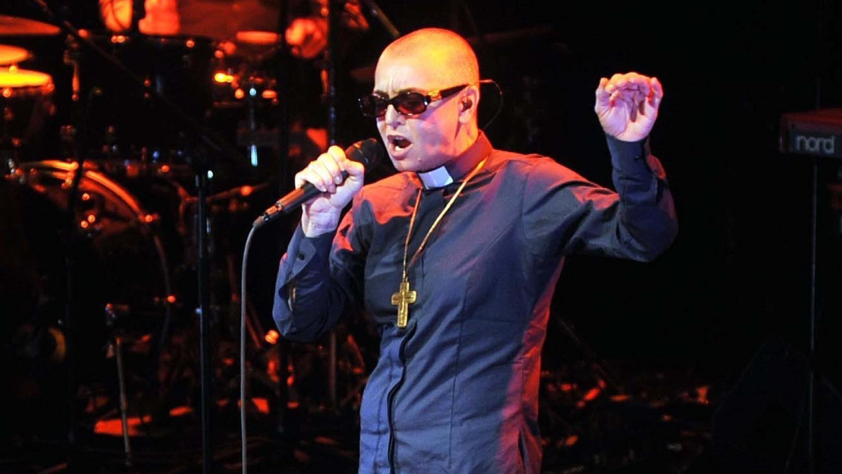 Sinéad O'Connor en una performance en las calles de Dublín