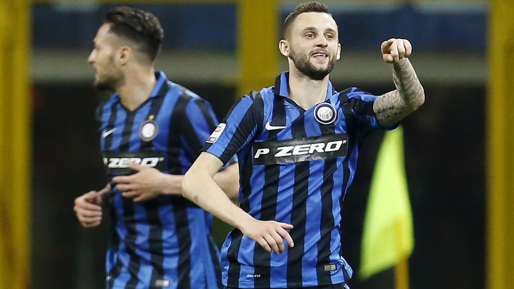 Marcelo Brozovic celebra un gol con el Inter de Milán.