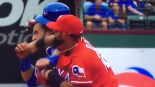 Odor golpea a Bautista durante la octava entrada del partido Rangers-Blue Jays.