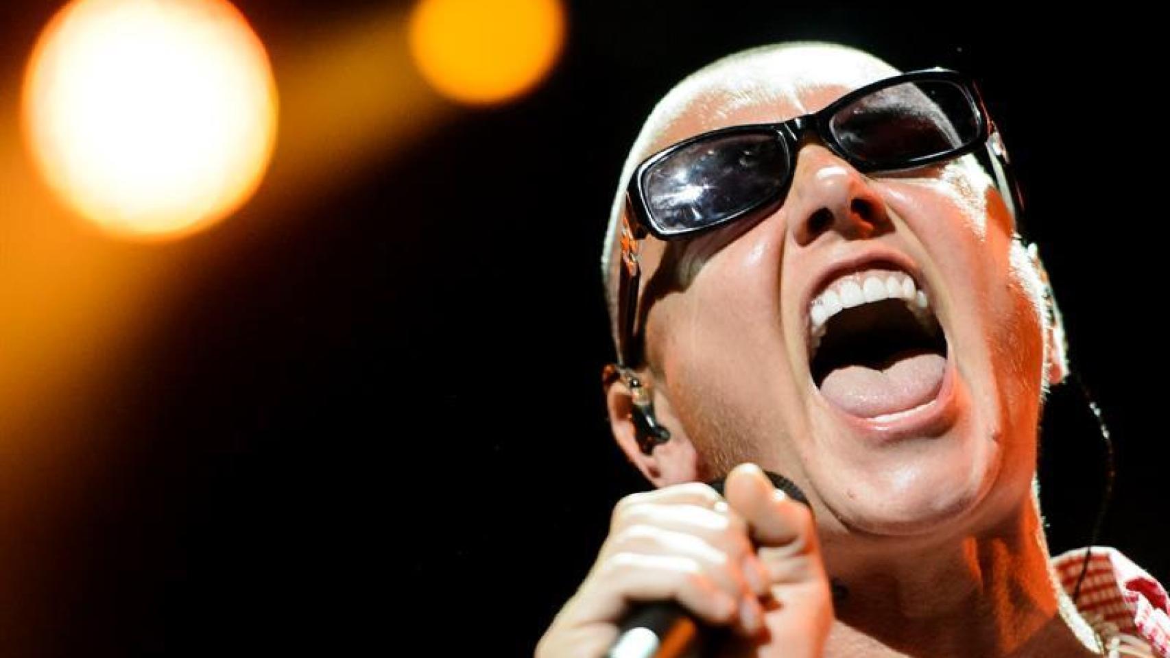 Sinead O'Connor durante un concierto.