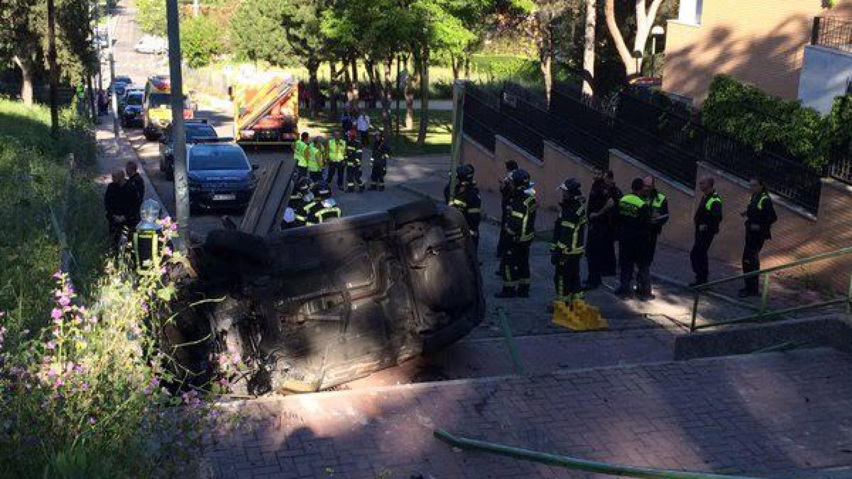El coche cayó por estas escaleras.