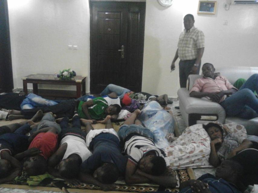 Nsé y un centenar de militantes están retenidos en la sede de su partido.