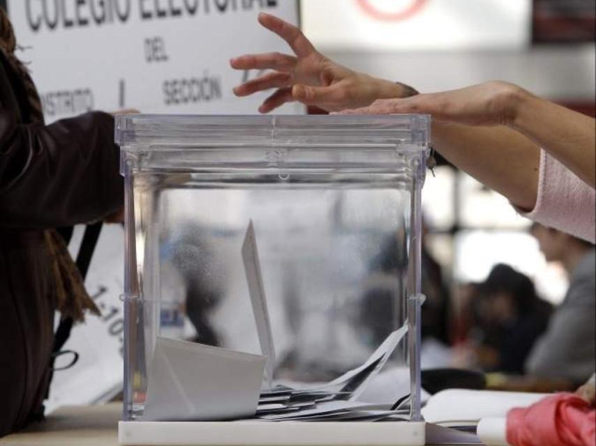 Urna en un colegio electoral de las elecciones generales.