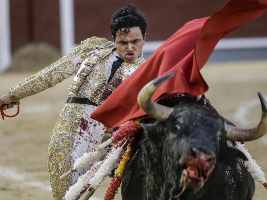 Juan de Castilla durante la faena a su segundo en la undécima de San Isidro.
