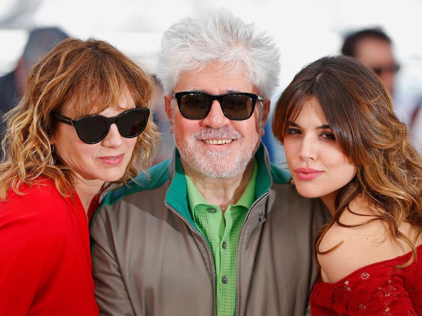 Pedro Almodóvar junto a Emma Suárez y Adriana Ugarte.