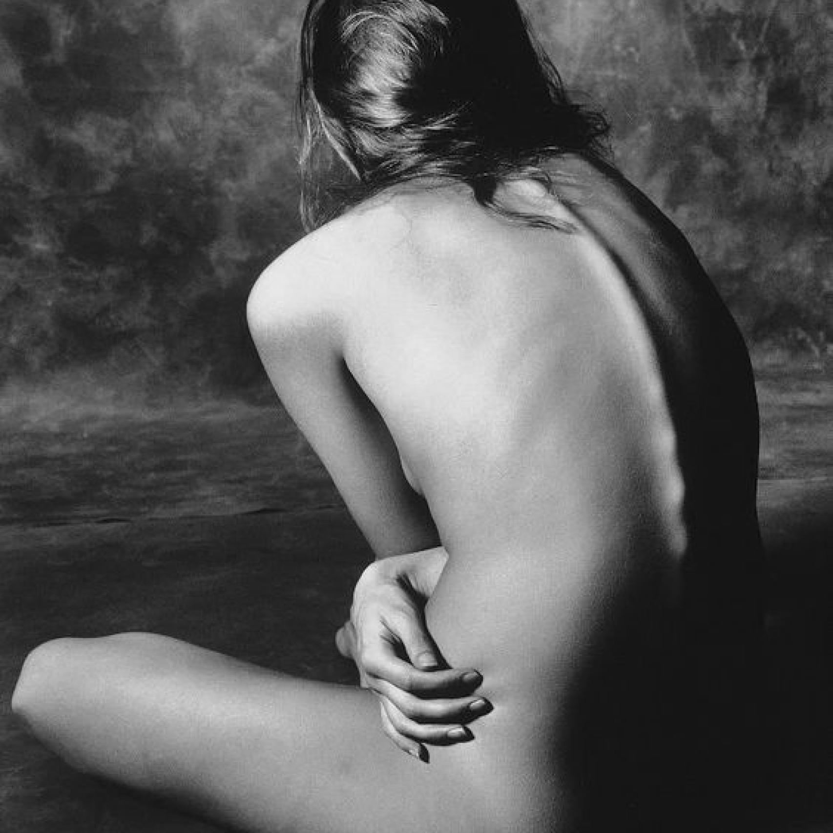 Kate Moss de espaldas fotografiada por Abert Watson en 1993