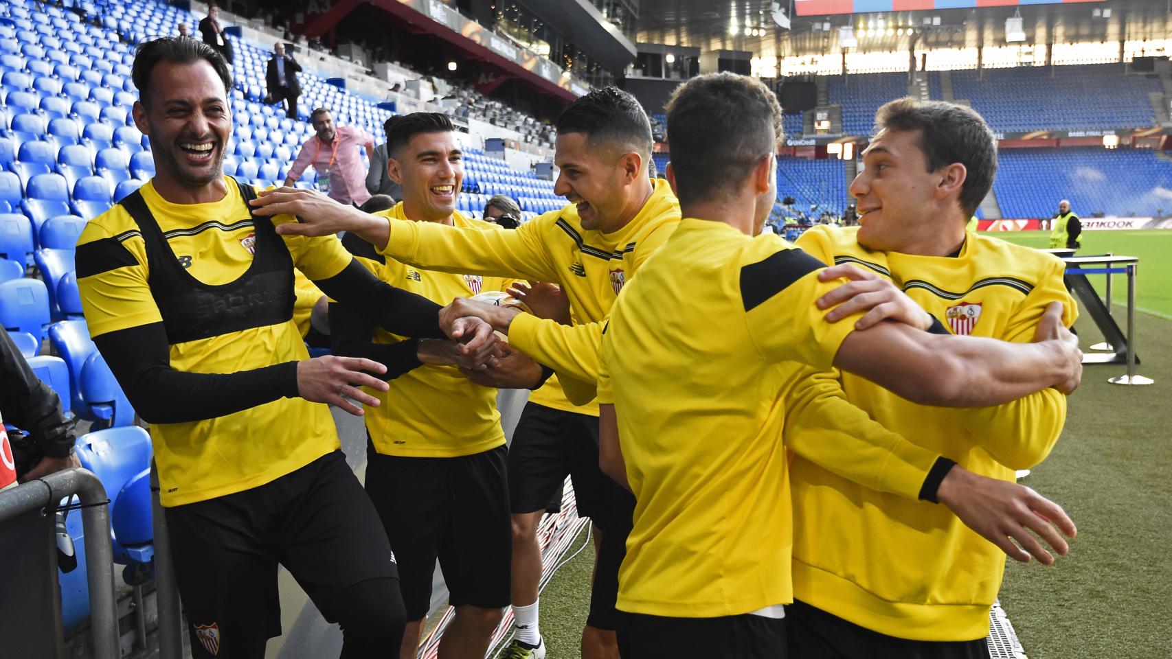 Los jugadores del Sevilla bromean durante el entrenamiento.