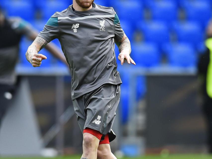 Alberto Moreno se entrena con el Liverpool.