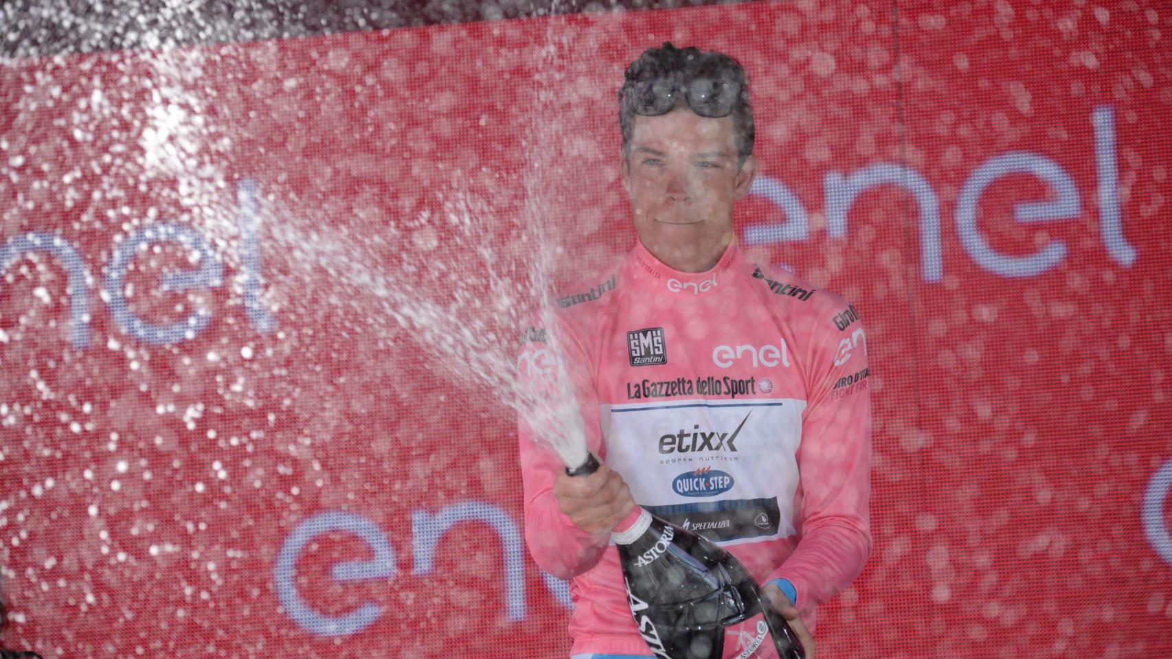 Jungels con la maglia rosa en el podio.