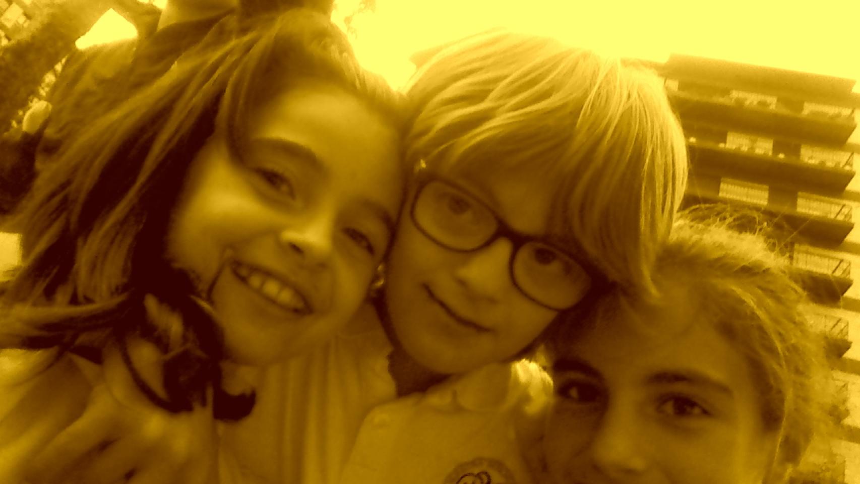 Marcos con dos compañeras de clase