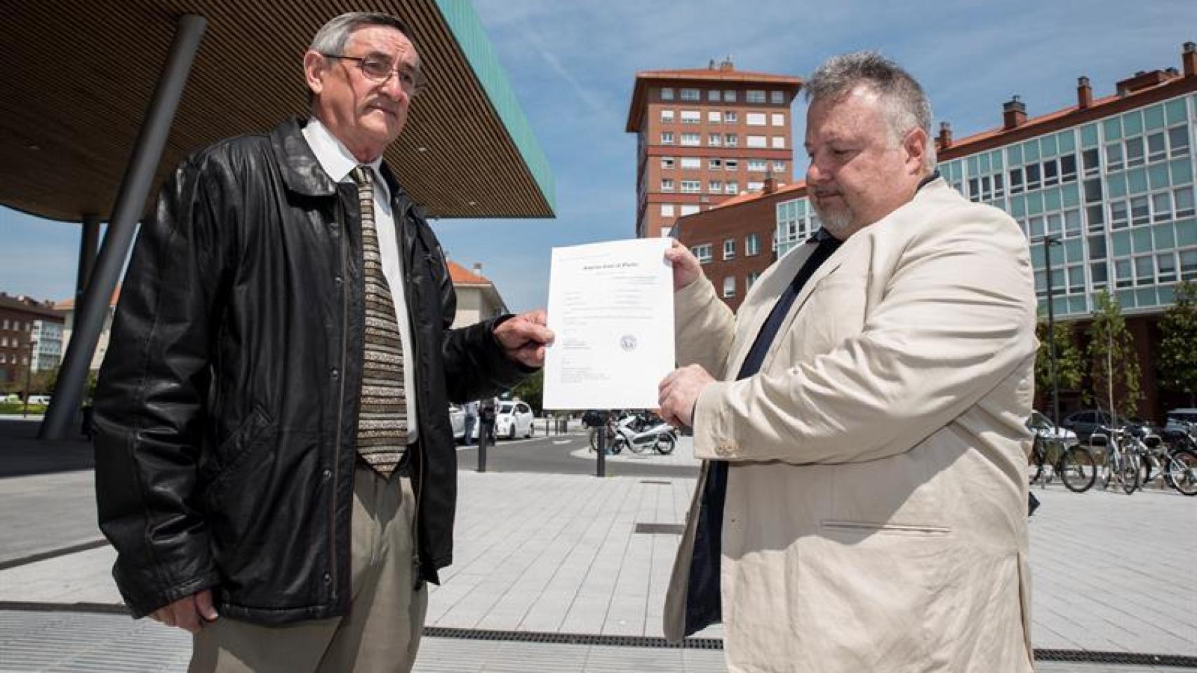 Cándido Ibar, padre de Pablo, y Andrés Krakenberger, portavoz de la asociación Pablo Ibar.