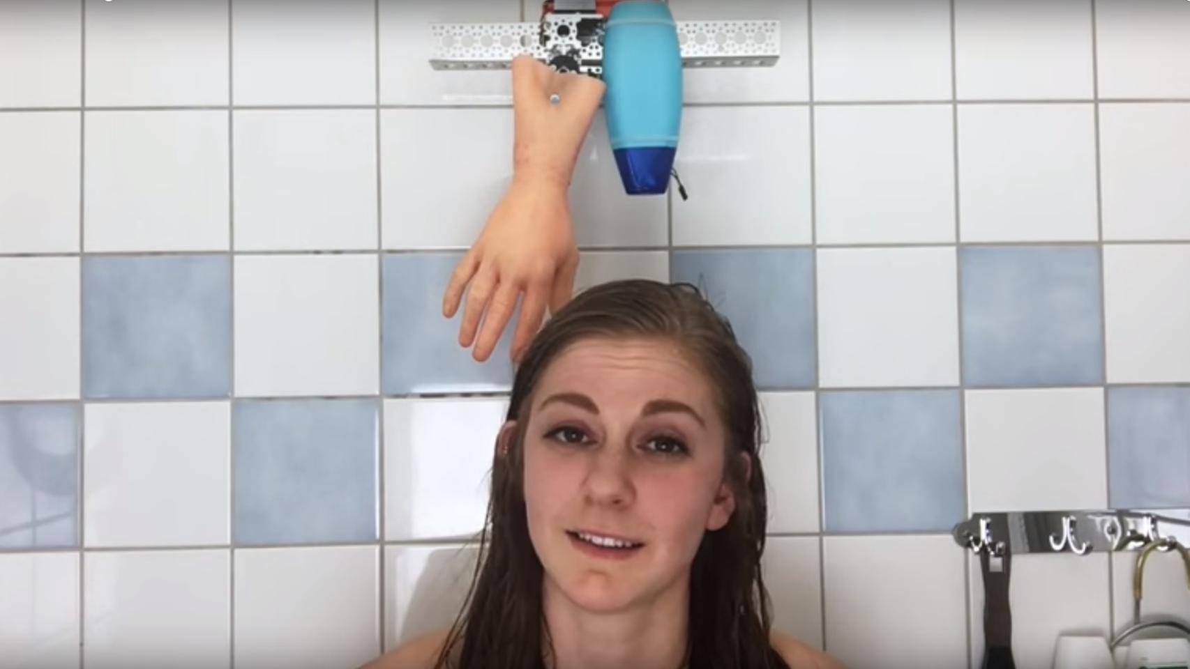 Ella es Simone Giertz y su invento para lavarte el pelo