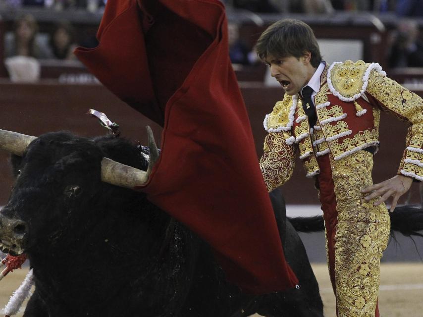 Juan Leal da un pase con la muleta a su segundo toro de la tarde.