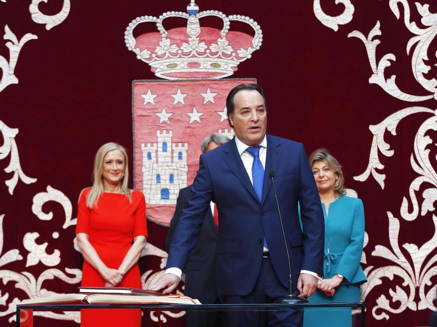 González Taboada el día de su toma de posesión. Cifuentes, al fondo.