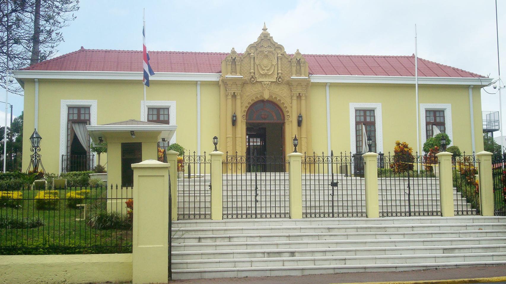La Casa Amarilla es uno de los hitos arquitectónicos de la ciudad.