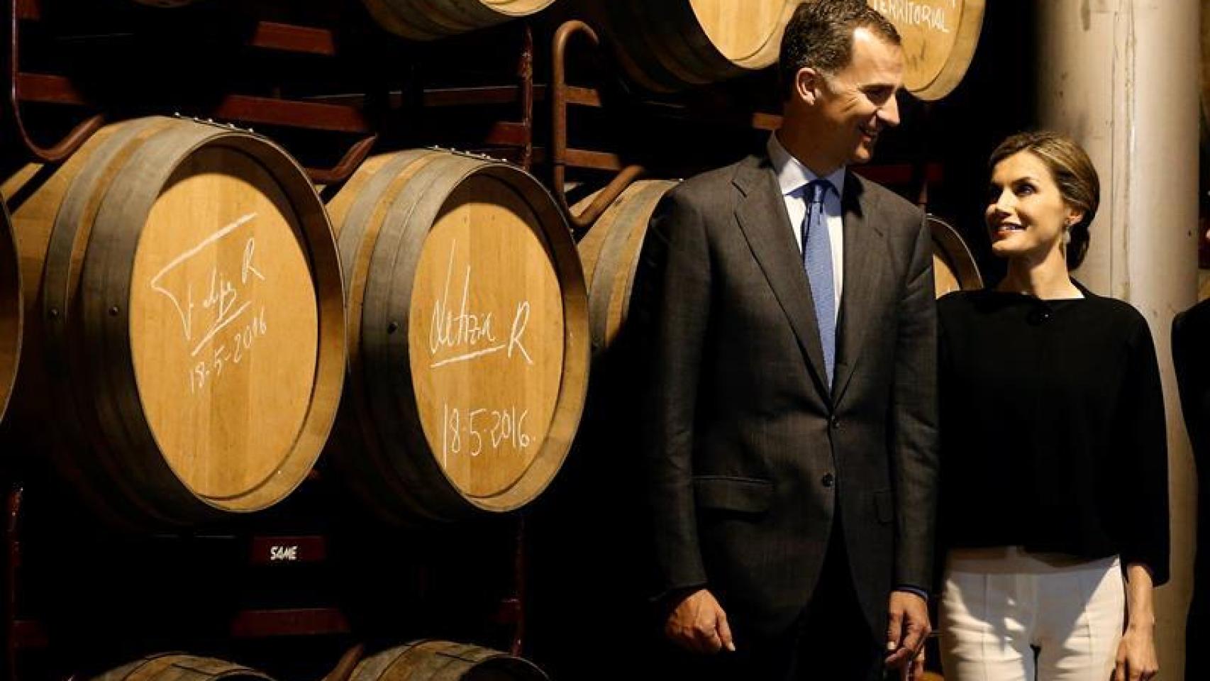 Los reyes Felipe y Letizia durante la visita a la cooperativa vinícola Virgen de las Viñas