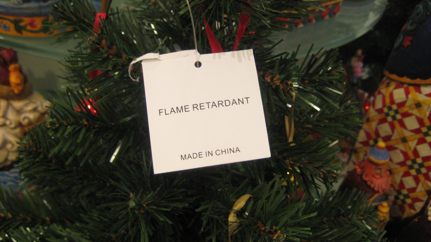Un árbol de navidad de plástico rociado con retardante de llamas.