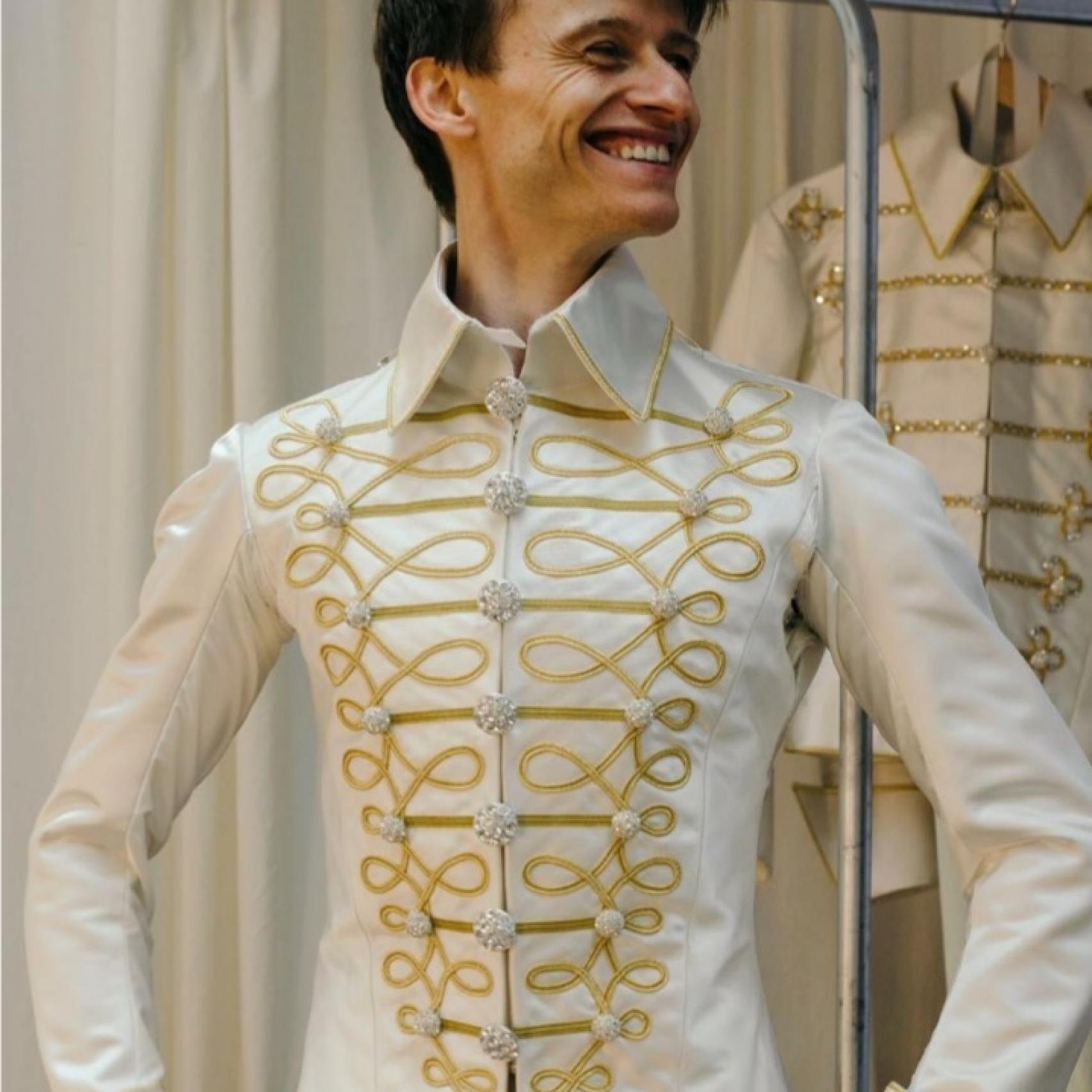 Uno de los bailarines del ballet con el diseño Caprile