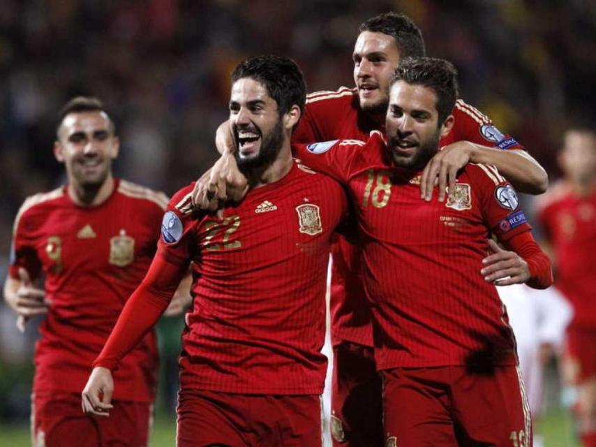 Los jugadores de la selección celebran un gol.