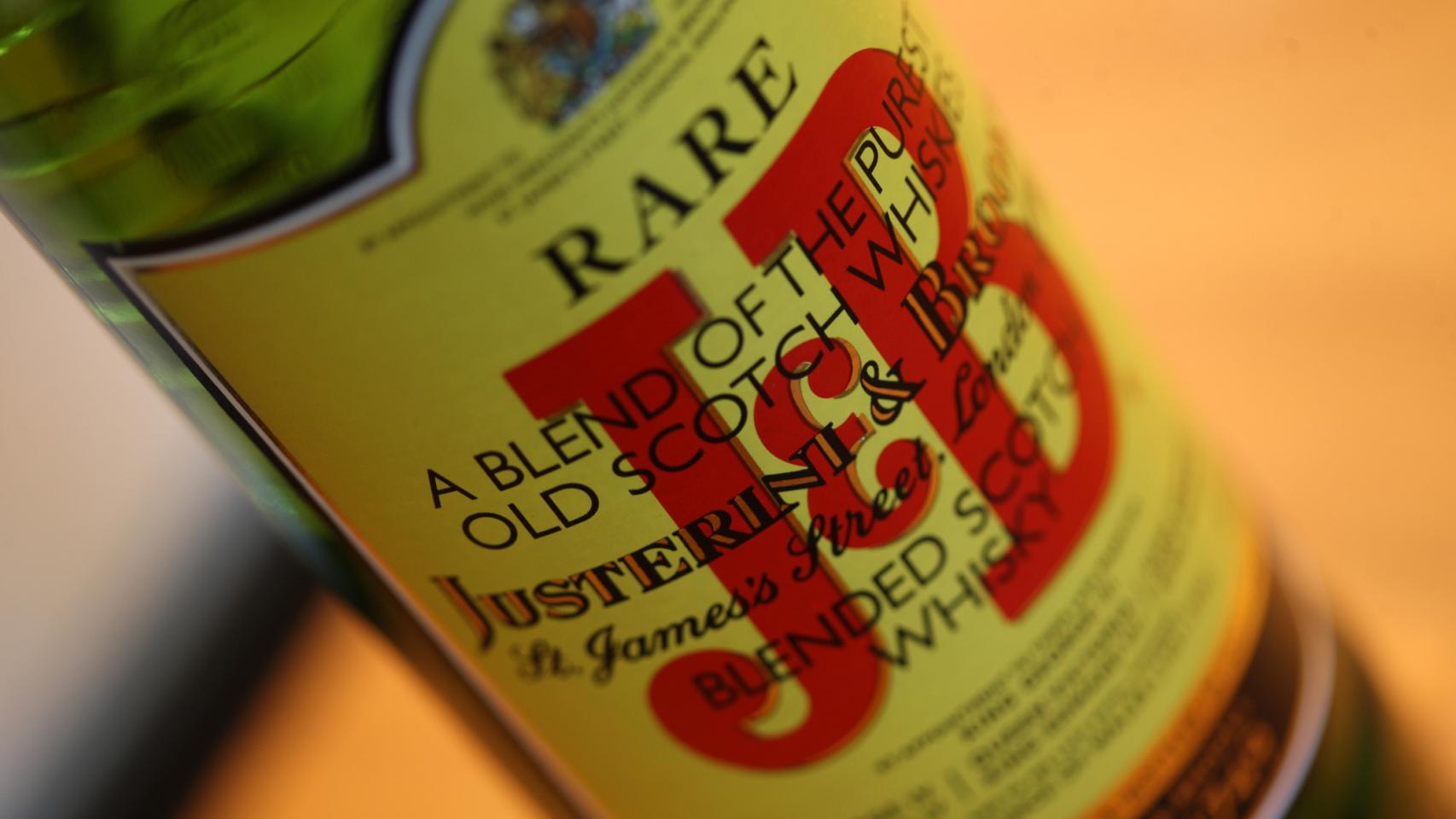 Botella de whisky de la marca J&B, de Diageo.