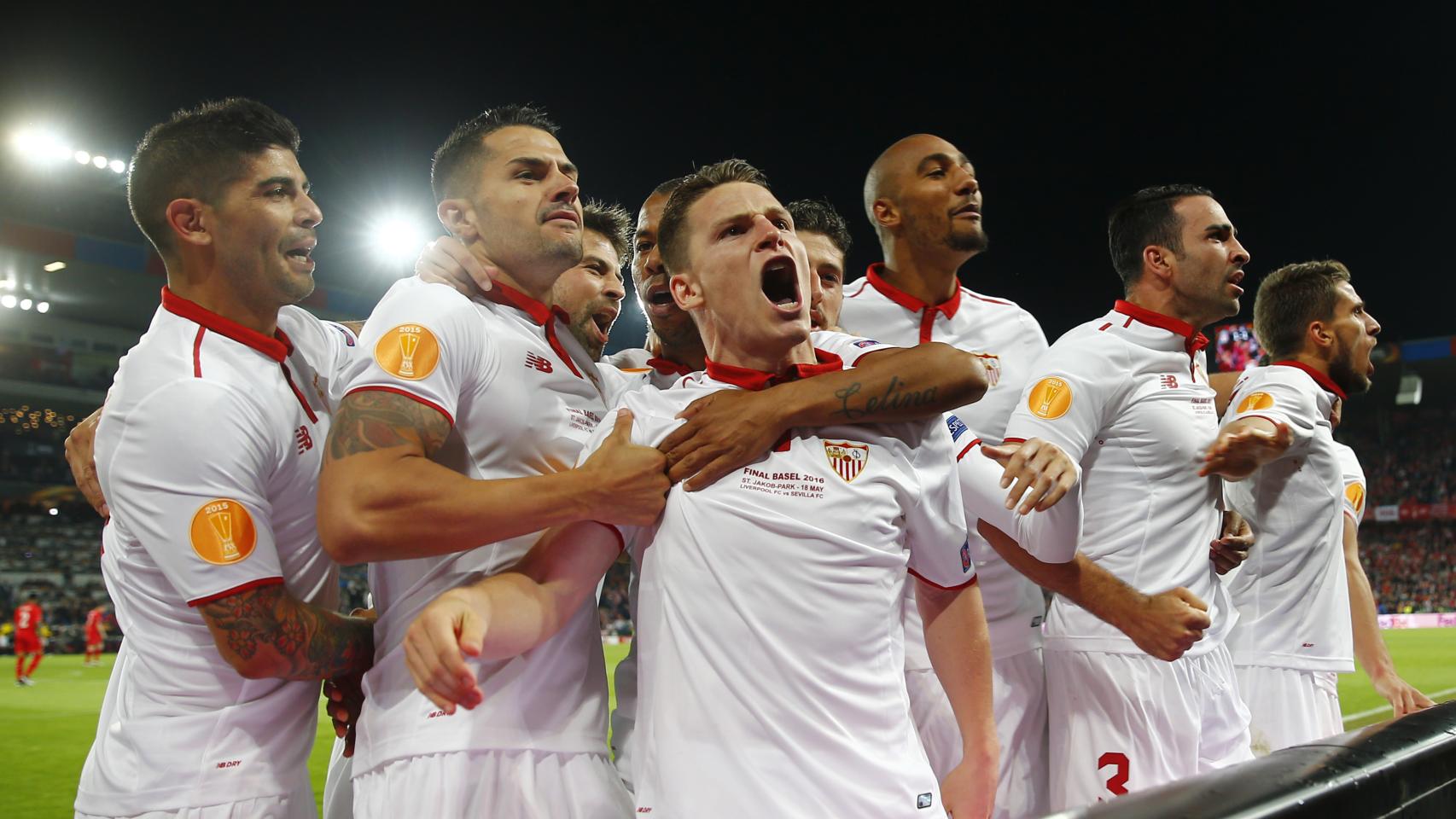Gameiro celebra su gol en la Europa League.