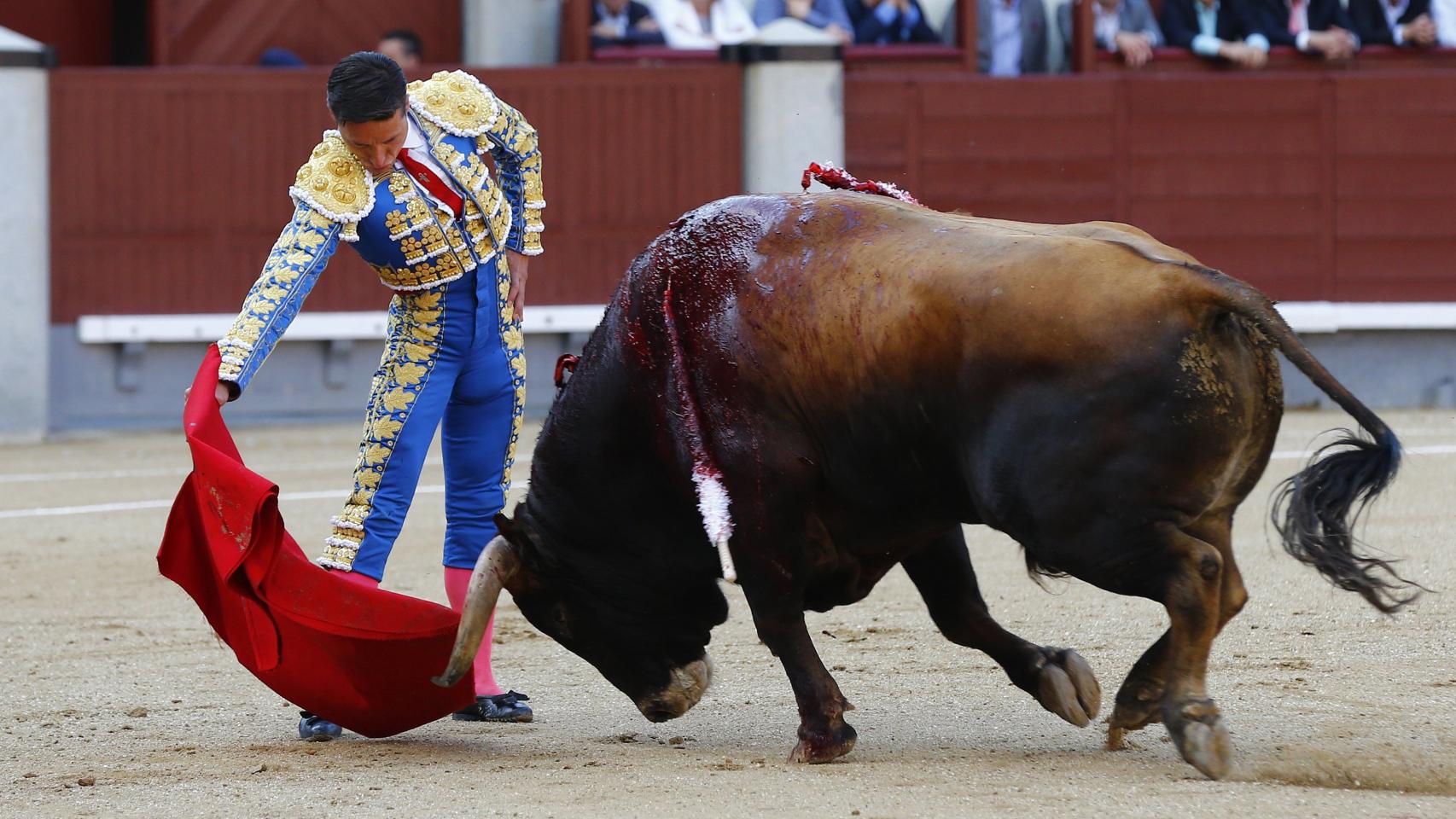Diego Urdiales da un pase con la muleta a su primer toro.